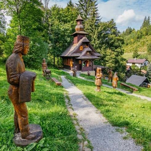 Velké Karlovice – Pluskovec – dřevěné sochy a kaple sv. Huberta – Dřevěné památky v regionu Beskydy