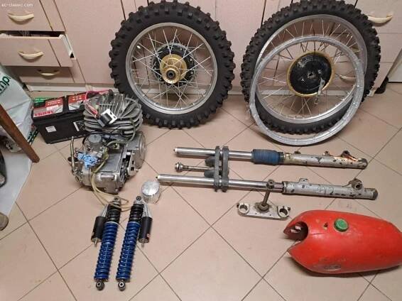 Inzeráty - Náhradní díly - nabízím funkční motor s klapkami, karburátorem a zapalováním