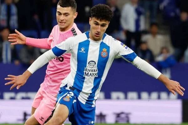 El Barcelona ficha a Roger Martínez, que debutó en Primera con el Espanyol, para reforzar el Barça Atlètic