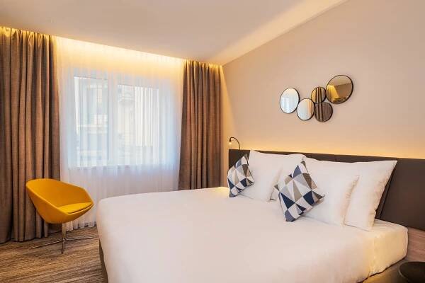 Tempat tidur dalam kamar di Hotel CUBE Prague