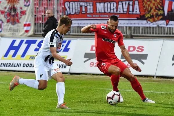 Rosice 28.09.2019 - domácí FC Zbrojovka Brno (červená) proti FC Hradec Králové