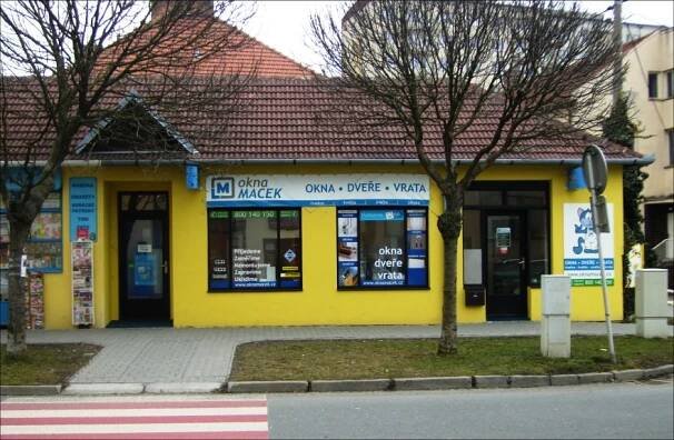 Vstup do pobočky Okna Macek Uherské Hradiště