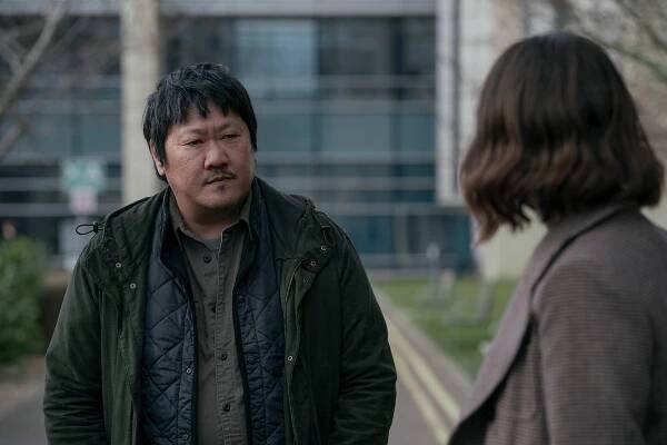 Problém tří těles - Rudé pobřeží - Z filmu - Benedict Wong