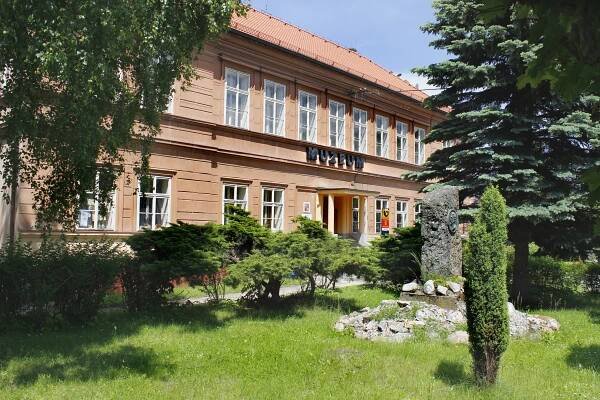 File:Komárov, foundry museum.jpg
