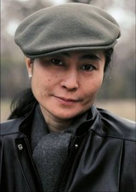 Yoko Ono: *18.2.1933, japonská zpěvačka, skladatelka, výtvarnice a filmařka