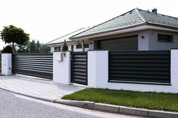 Moderní hliníkové oplocení NOVA, Zlín | Novavisio.cz