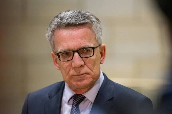 Bundesinnenminister Thomas de Maizière will abgelehnte Asylbewerber schneller abschieben.