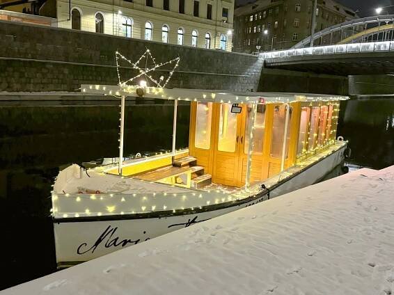 Olomoucí pluje vánoční loď. Lidé si mohou užít nevšední výlet