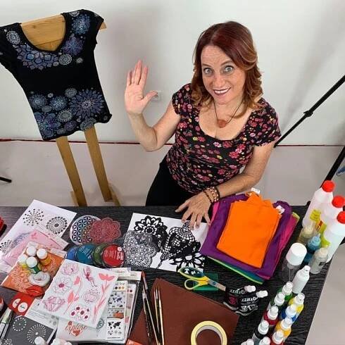Monika Brýdová natočila videokurzy zaměřené na práci s textilními technikami. Učí,  jak vyrobit originální kousky oblečení | foto: archiv Moniky Brýdové