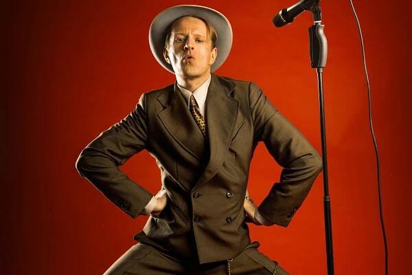 „Heroes“ im Berliner Ensemble: Alexander Scheer holt David Bowie heim nach Ost-Berlin