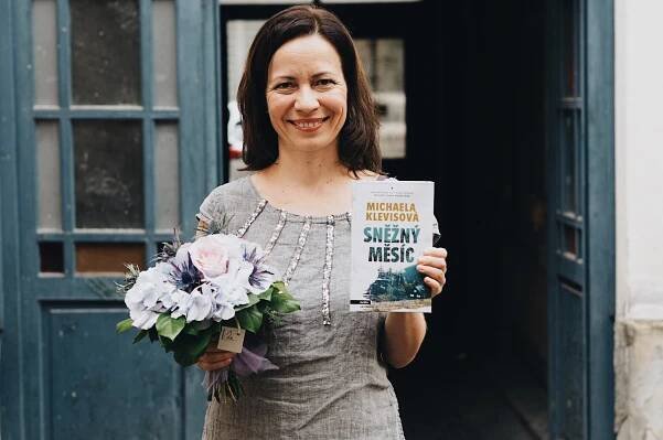 Michaela Klevisová na křtu své knihy Sněžný měsíc | foto: Albatros Media