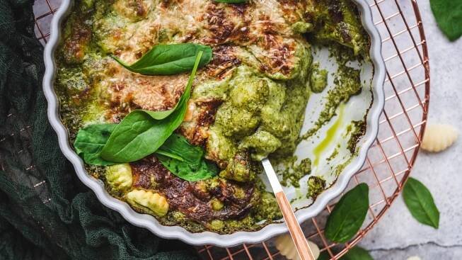 Zapečené gnocchi se špenátovou omáčkou, mozzarellou a parmazánem