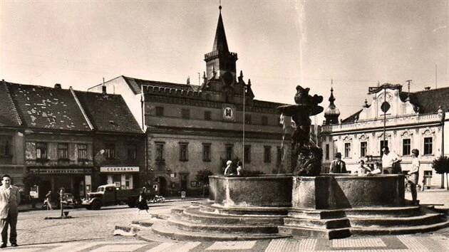 Centrální náměstí v Havlíčkově Brodě. Dnes nese název Havlíčkovo. Tento snímek je z roku 1950, kdy neslo název Československé lidové armády.