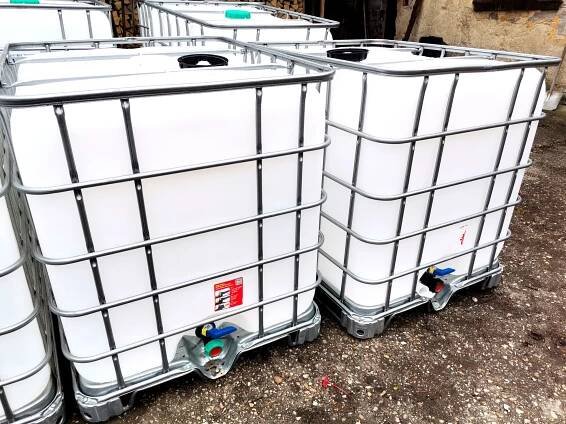 Prodám plastovou nádrž na vodu 1000litrů, Nádrž je ve výborném stavu Nového barelu. Jímka, barel, sud, žumpa, septik, kontejnér na 1000 litrů v pozinkované kleci na PLASTOVÉ, nebo POZINKOVANÉ PALETĚ s vypouštěcím ventilem 5cm a s napouštěcím otvorem shora o průměru 15cm. váha celé nádrže je cca 55kg.Nadrž je čistá vymytá, vhodná na zahradu, stavbu, olej, sypké materiály, obilí atd.
