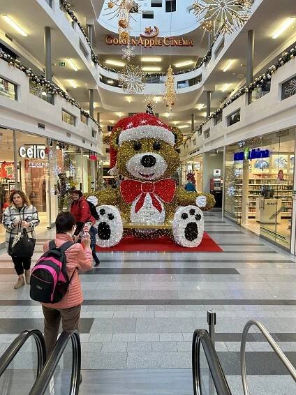 Loni ovládl nákupní centrum vánoční medvěd. Čím překvapí Zlaté jablko letos?