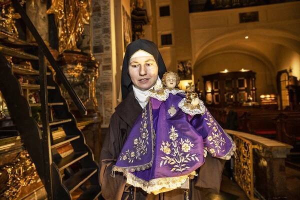 Obrazem: Pražské Jezulátko se vysvléklo, oblékne se až po půlnoční mši