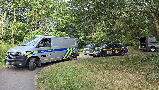 Neštěstí na Karlovarsku: Dívku (14) srazil vlak, je velmi vážně zraněná
