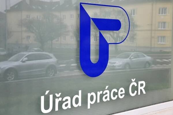 Analytici: Za růstem nezaměstnanosti jsou nízké nábory, ale i slabý průmysl