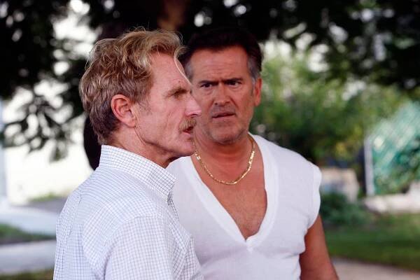 Status: Nežádoucí - Nezvratné důkazy - Z filmu - Jere Burns, Bruce Campbell