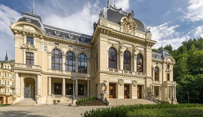 Becher, císař a Lepší Česko. Císařské lázně jsou chloubou Karlových Varů