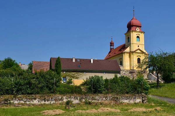 Soubor:Mukov - střed vesnice s kostelem.jpg – Wikipedie