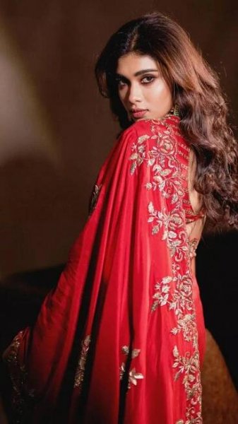 Dushara Vijayan Turns Heads with Her Exquisite Saree Style