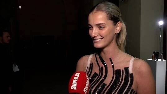 Bombarďáky jako Bridget Jones pod průhlednými šaty: Takhle oblečenou jste českou topmodelku ještě neviděli