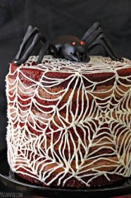 Pavučinový holý červený sametový dort |  Ze stránky SugarHero.com