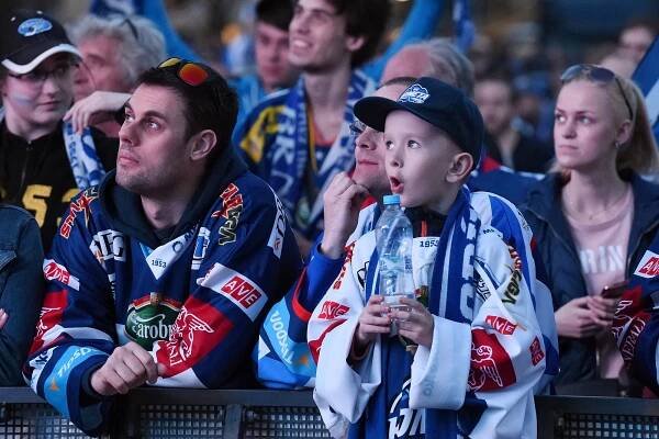 Zelný trh zaplnily tři a půl tisíce fanoušků. Po pátém gólu hromadně odcházeli