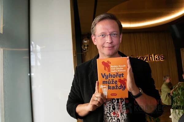 Knihu „Deprese není depka“ Radkina Honzáka, Agáty Pilátové a Aleše Cibulky pokřtili Arnošt Goldflam a Věra Martinová | Červenýkoberec.cz