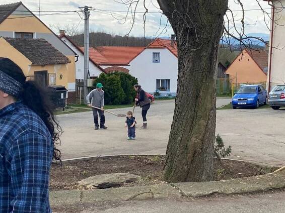 2024 - brigáda na úklid návsi 23.3.2024 - Oficiální stránky obce Hoštice