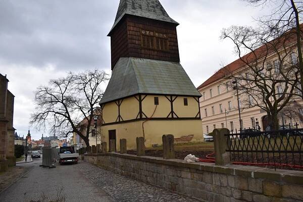 OBRAZEM: Rakovník pokračuje v regeneraci památek, na řadě je zeď u zvonice