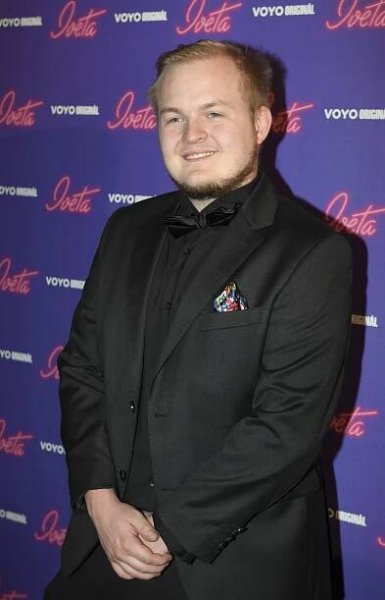 Takhle teď vypadá dvojče Ivety Bartošové (48): Na premiéře minisérie o zesnulé zpěvačce byl i Artur Štaidl a Sepešiho syn Petr