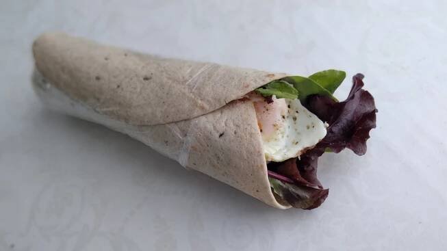 Plněná celozrnná tortilla na cesty