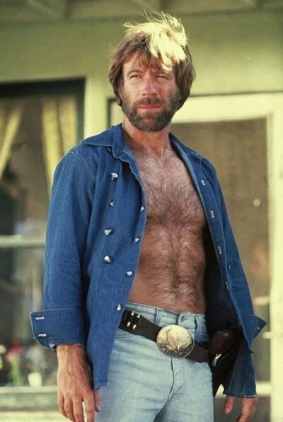 To si Chuck Norris nenechá líbit. S Jennifer Love Hewitt je nejhorším hercem planety