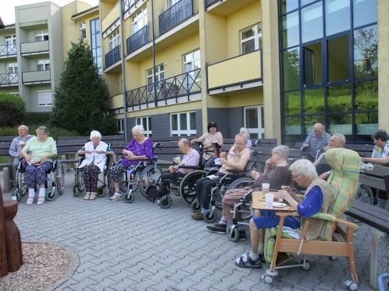 Kácení májky - Domovy na Třešňovce