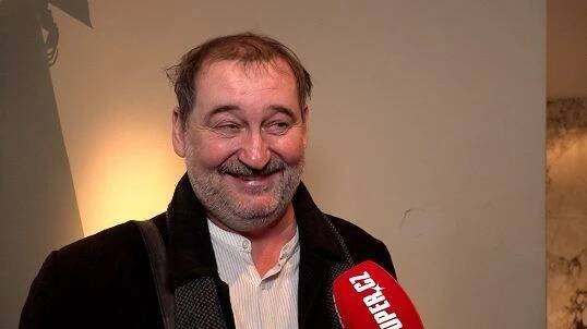Vzpomínáte na příběh myslivce, kterému jelen ukradl pušku? Herec, který ho v nové komedii hraje, ho zná osobně - Super.cz
