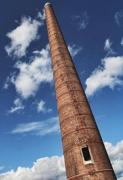 Fotografie - Cihlový komín, výška 46 m - 15.10.2023