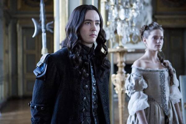 Versailles - Zrcadlo pro prince - Z filmu - Alexander Vlahos, Noémie Schmidt
