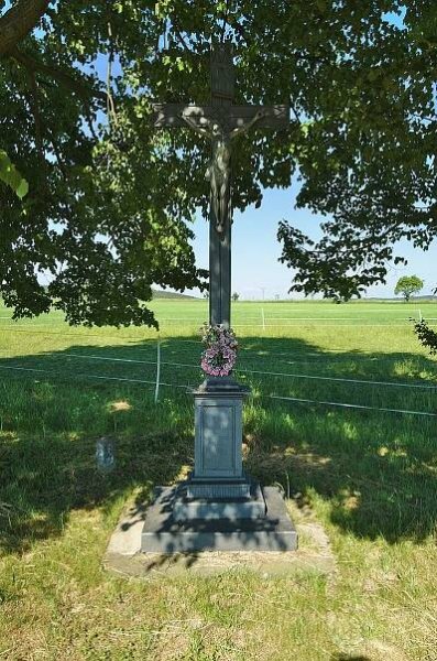 Soubor:Kříž u silnice mezi obcemi Žďár a Petrovice, okres Blansko.jpg