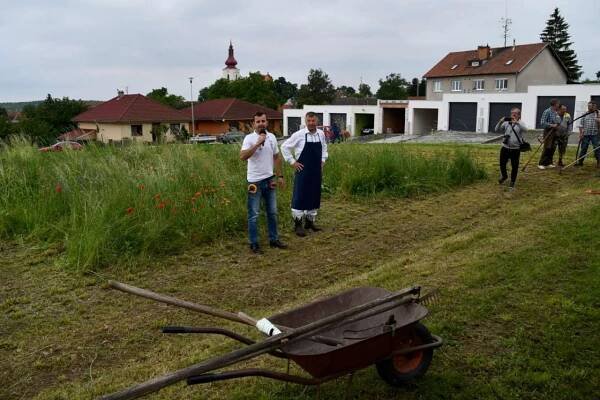 Kosení lúky 10. 6. 2023 - Oficiální stránky obce Hodonice