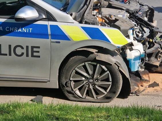 Pražští policisté mířili k případu, při úhybném manévru ale narazili do sloupu