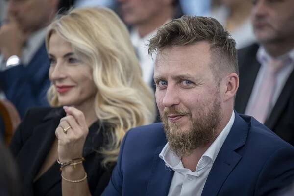 Covid jako zbraň, vakcíny jako měnič DNA... Zmocněnec slovenské vlády zkoumal pandemii, vyzkoumal dezinformace