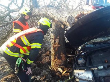 Zaklíněný spolujezdec, zraněný řidič. Hasiči zasahovali už u šesté nehody | Olomoucký Report
