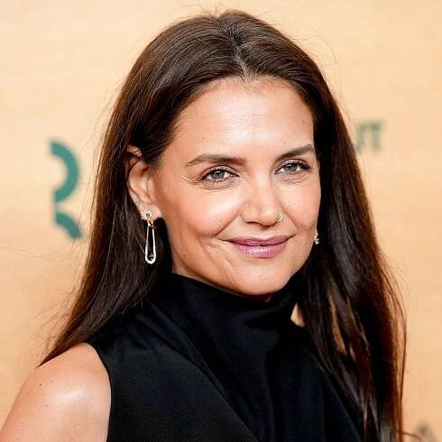 Katie Holmes Made Bow-Covered Ballet Flats Look Surprisingly Cool With Big Baggy Jeans