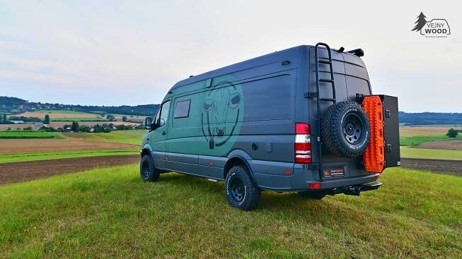 MERCEDES SPRINTER 4×4 L3H2 S ORIGINÁLNÍM NÁSTŘIKEM RAPTOR