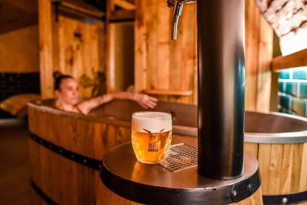Pivní lázně: Kompletní průvodce pro milovníky wellness a piva