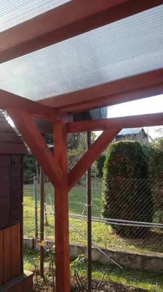 Dřevěná pergola s využitím druhé střechy, jako zastřešení vstupu do sklepa. Místek - Pergoly-fm