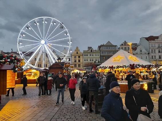 Vánoční trhy v Plzni: Svařák za 70 korun, langoš za 120 a hudba každý den