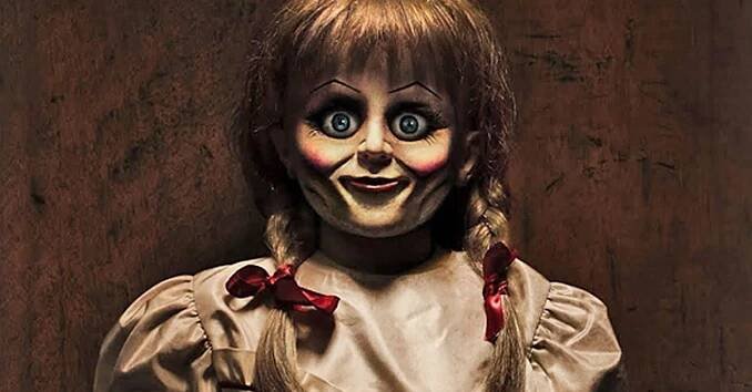 Strašidelná panenka Annabelle se vrací domů! A vypadá pořád stejně